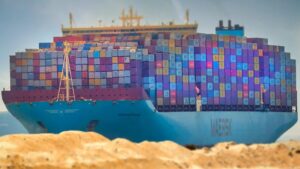 Shares Slide as Maersk Signals Gradual Suez Comeback
